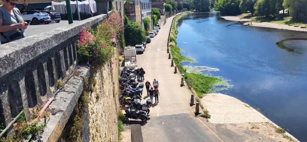 Motos garées sur les quais de la Vézère au Bugue