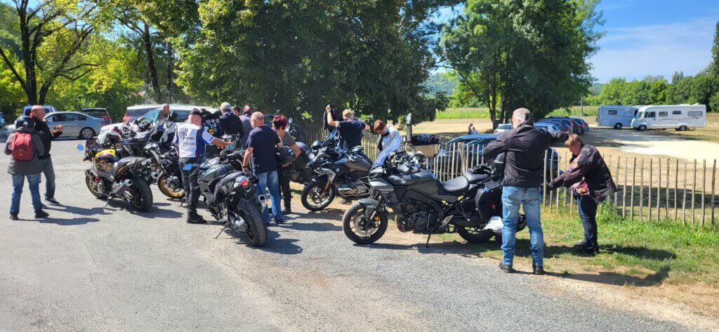 Motos et motards sur le parking à Campagne
