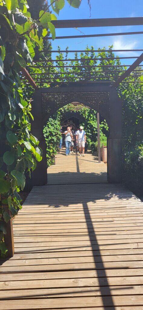 Passage en bois dans jardins de Limeuil