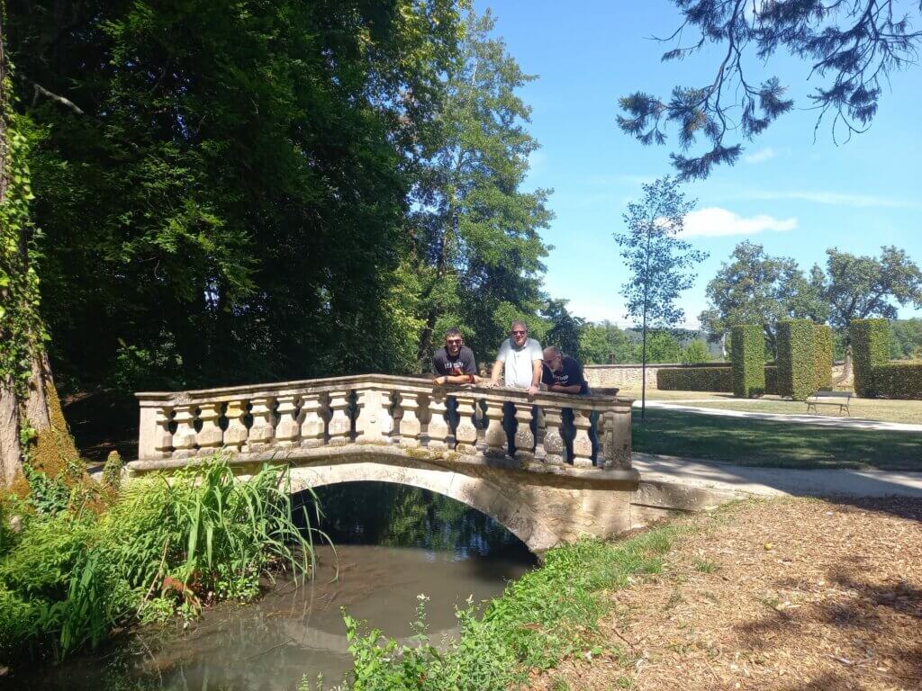 Pont en pierre dans le parc du château de Campagne