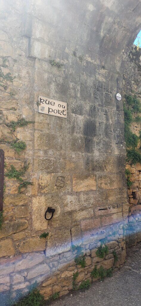 Porche d'entrée du village de Limeuil avec les repères de crues