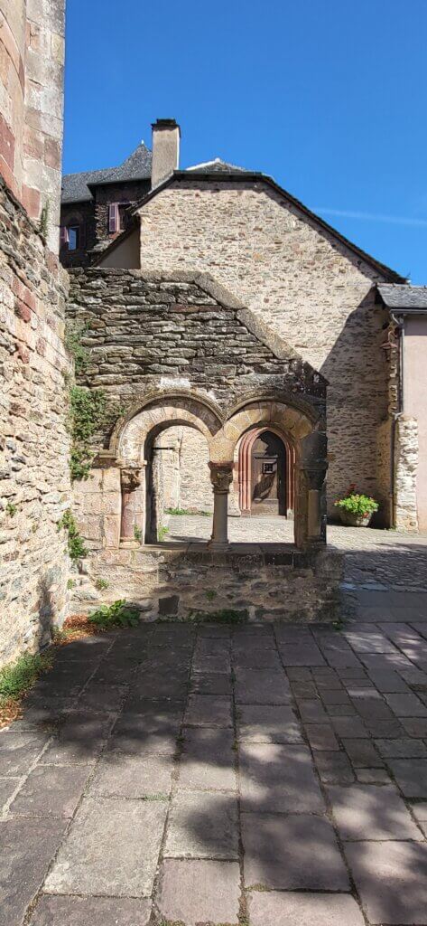 Arcades dans les rues de Conques
