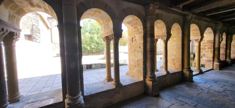 Vue depuis les arcades du cloître de Conques