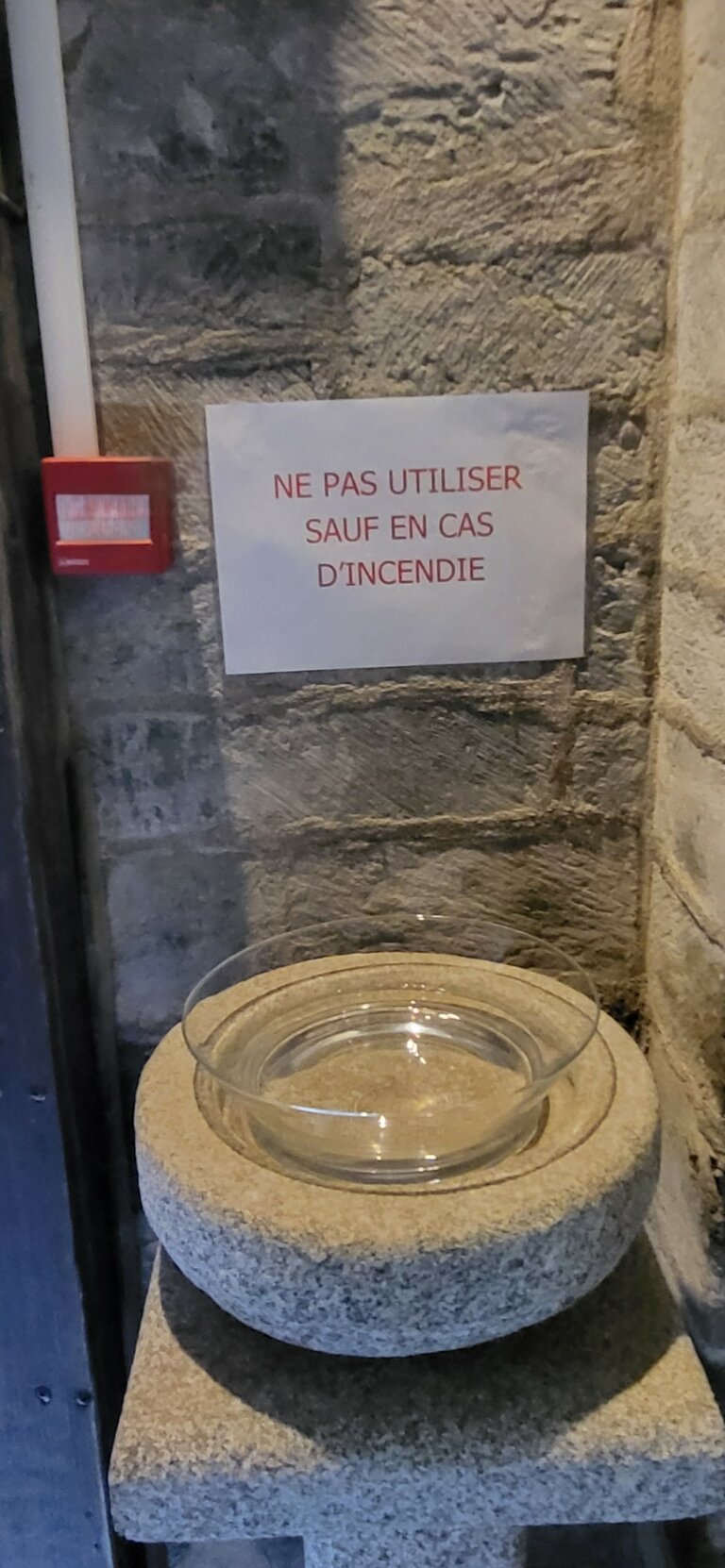 Bénitier dans l'eglise Montsalvy
