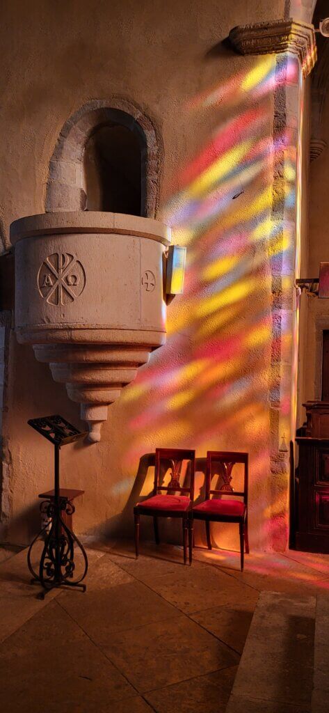 Chaire en pierre et reflets colorés