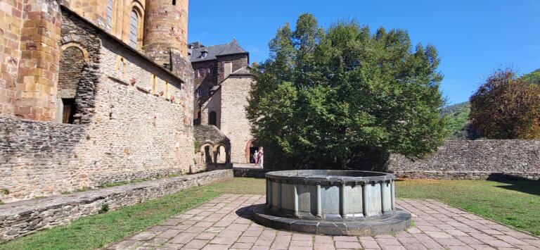 Fontaine dans la cour du cloître de Conques