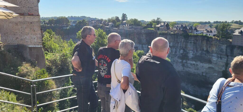 Groupe devant le panorama de Bozouls