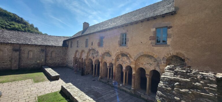 Vue sur les arcades du cloître de Conques