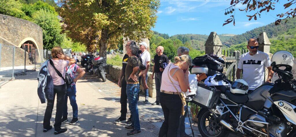 Motos garées à Conques