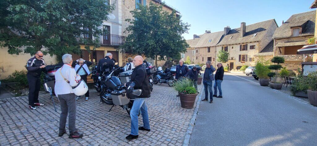 Motos garées à St-Côme