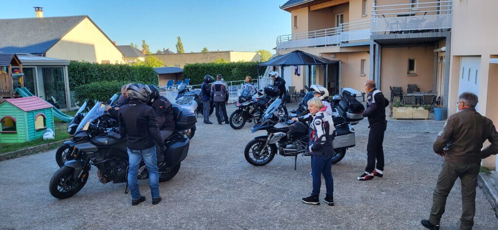 Motos sur le parking de l'hôtel