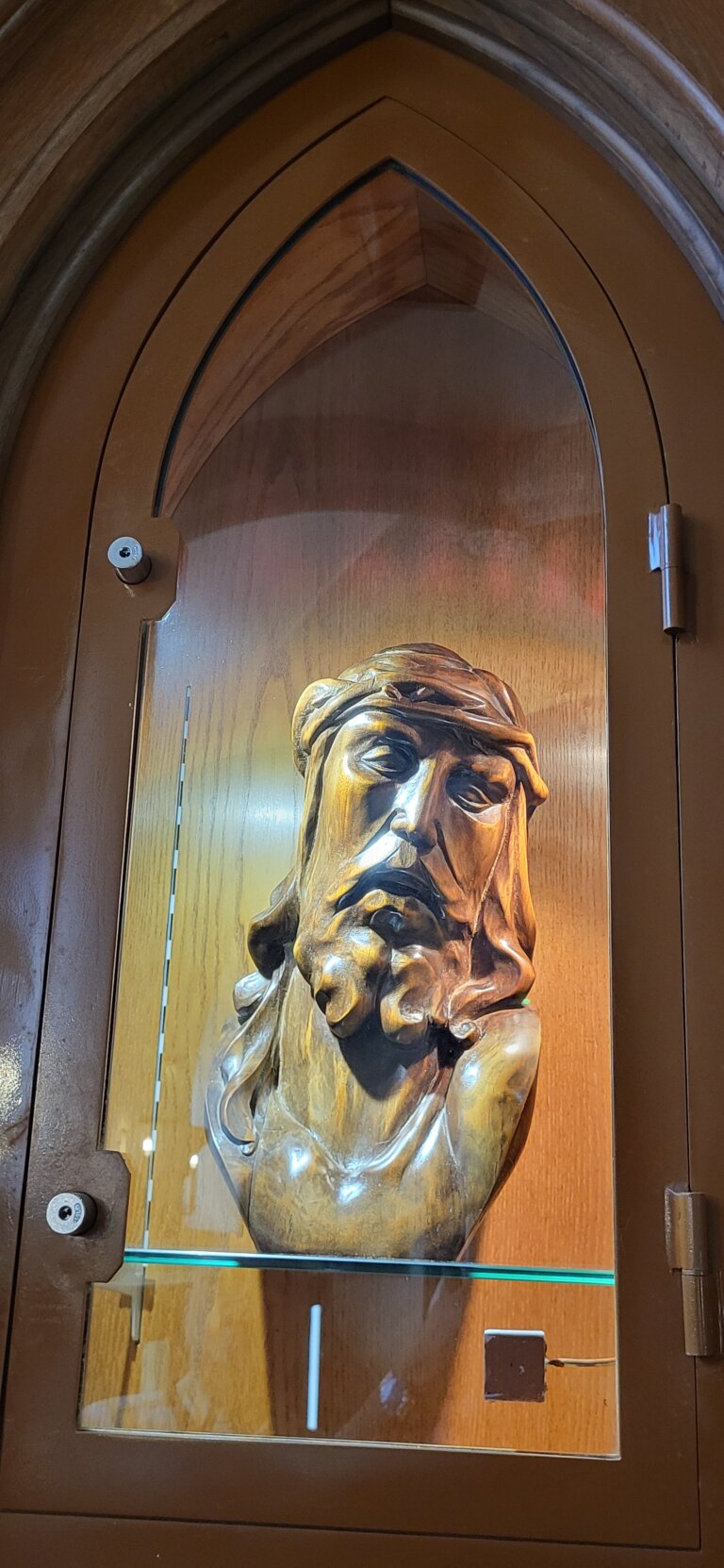 Tête de Christ en bois sculpté