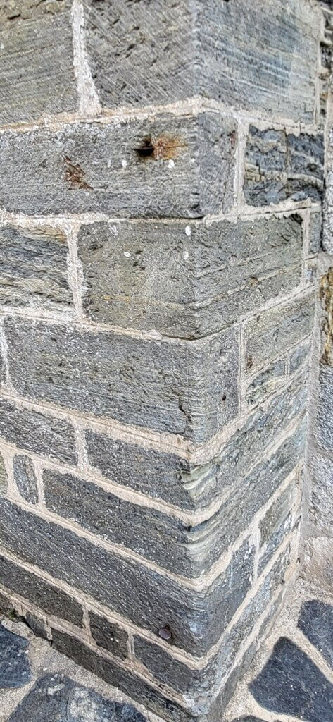 Repére de toise dans un mur