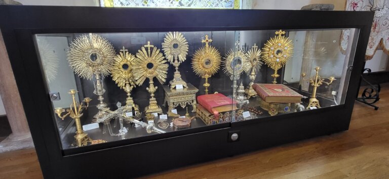 Vitrine avec objets d'église