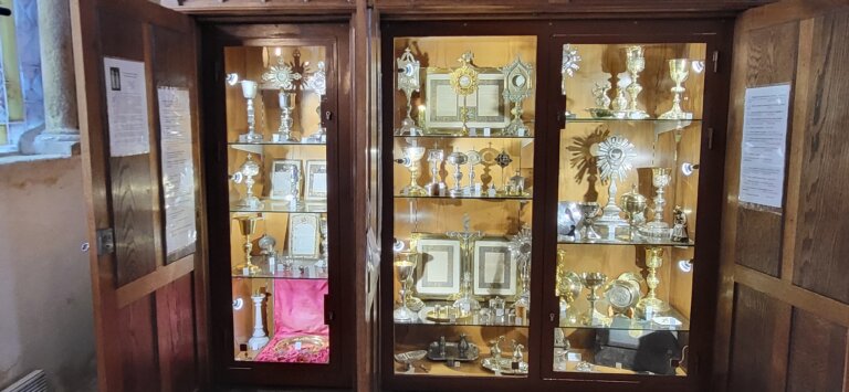 VItrine avec calices en argent
