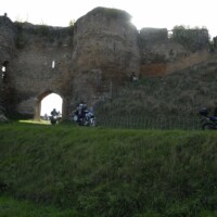 Motos qui arrivent au château du Cluis-Dessous