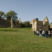 Motos garées devant le château du Cluis-Dessous