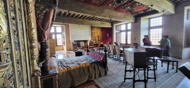 Chambre avec mobilier en bois