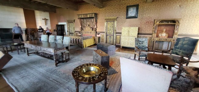 Chambre avec mobilier bois