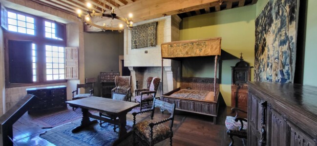 Chambre avec lit à baldaquin