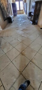 Sol en dallage de vieilles pierres