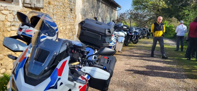 Motos garées au village d'Argentine