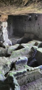 Niches en pierre au cluzeau d'Argentine