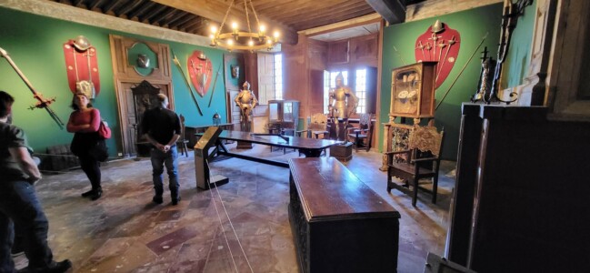 Salle d'armes du château