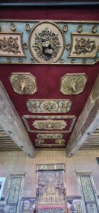 Plafond travaillé dans pièce du château