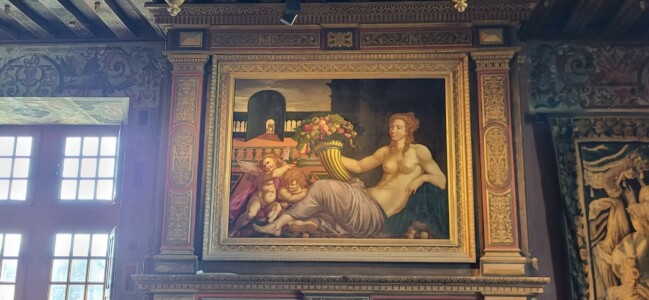 Tableau de femme avec corne de fruits