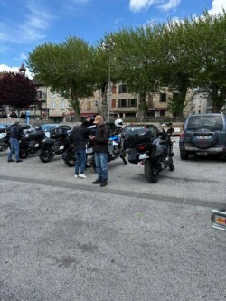 Motos garées à Laroquebrou