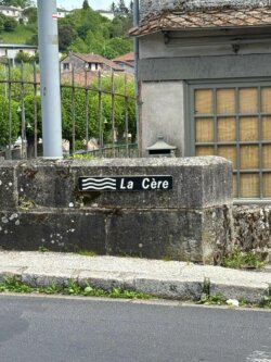 Panneau indiquant la rivière Cère