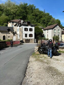 Moto et pont à Laroquebrou
