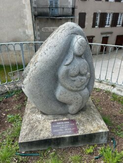 Statue granit sculptée Laroquebrou