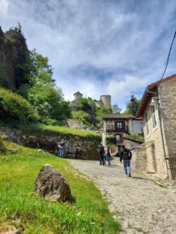 Ruelle pavée et motards à Laroquebrou