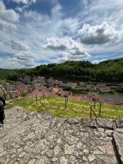 Vue sur Laroquebrou et la rivière Cère