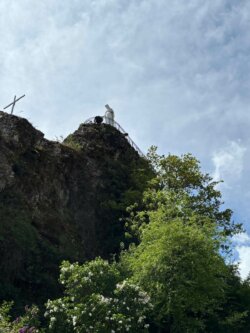 Vue contre plongée sur rocher de la Vierge